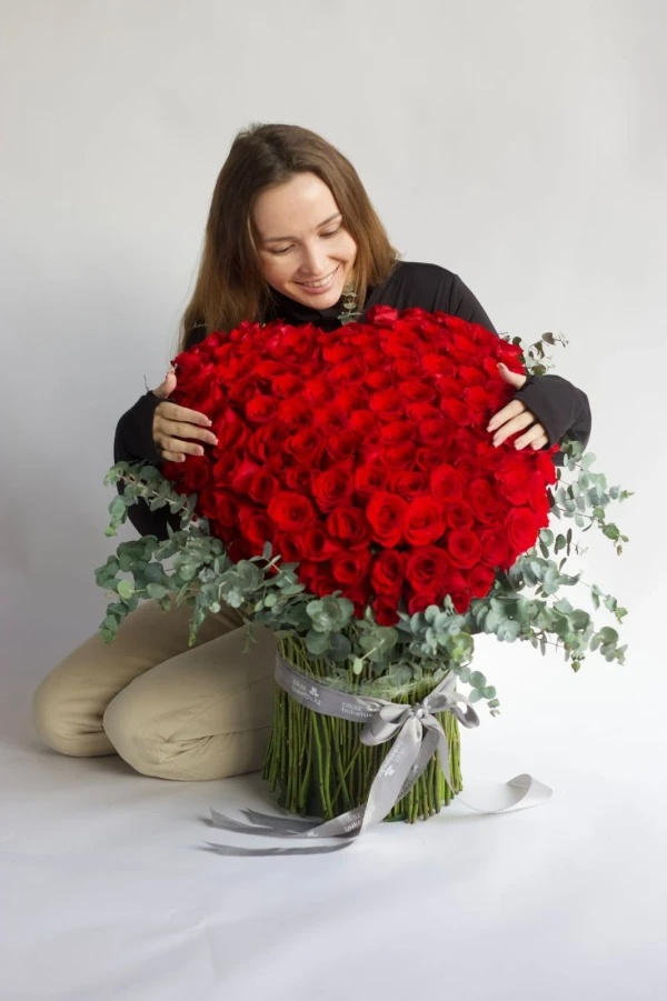 Композиция "One love" — Композиция "One love" — цветочная композиция в декоративном оформлении из роз, оформленная как…